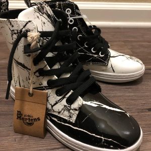 DR MARTENS Leyton 7 Eye Boot - Black/White